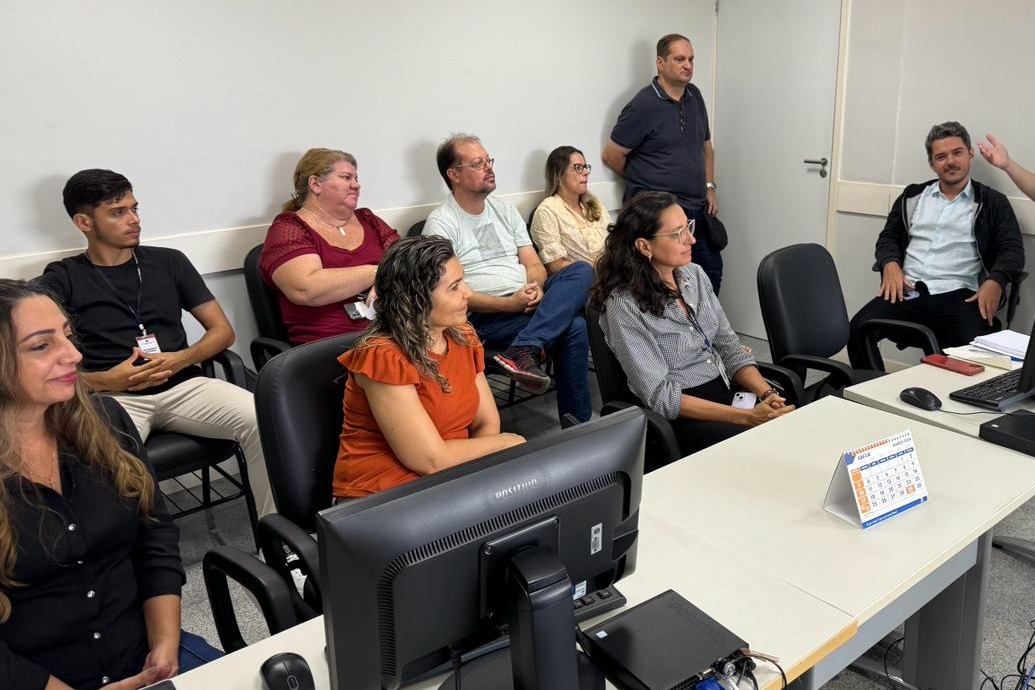 servidores da 5ª VT sentados em cadeiras