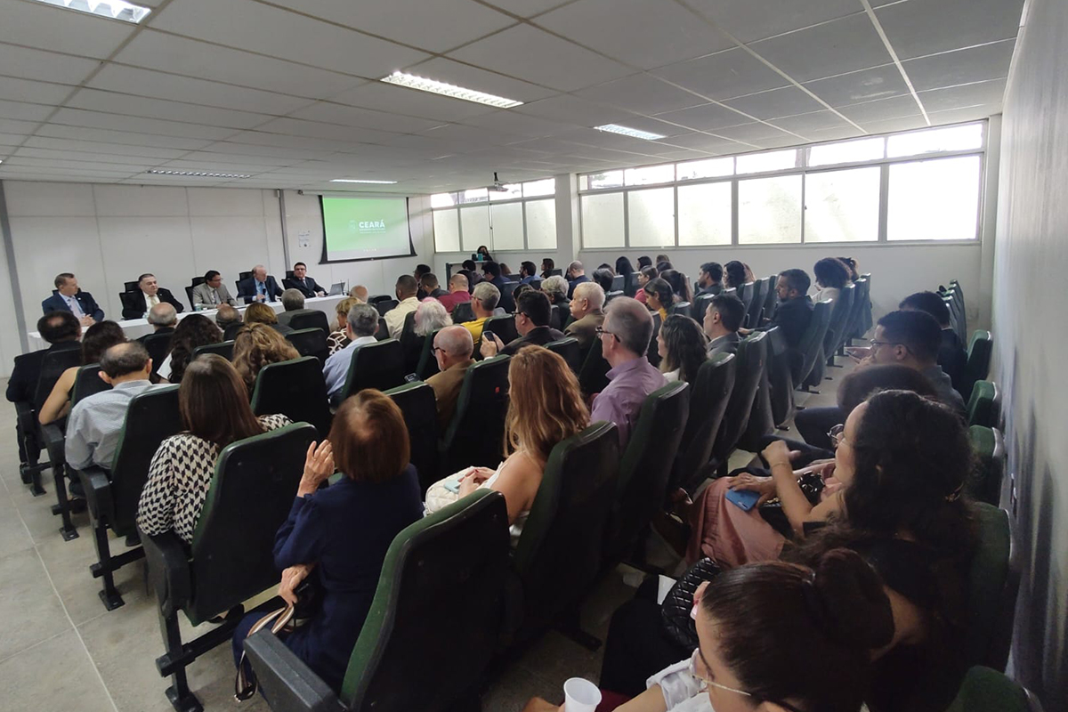 auditório lotado de pessoas sentadas