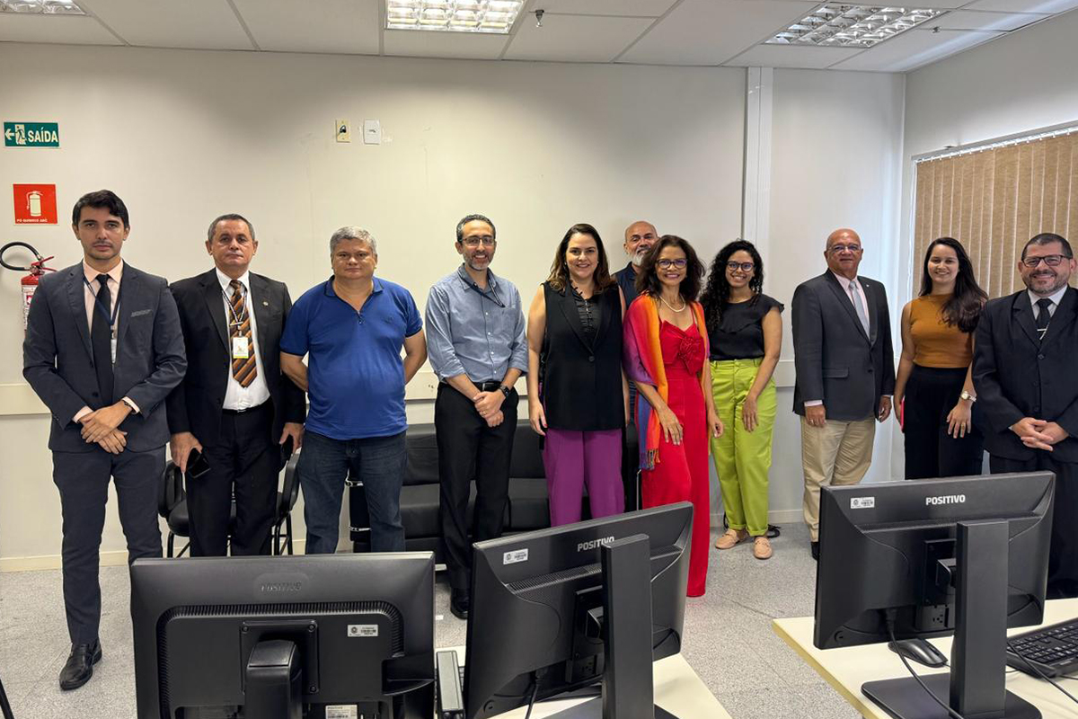 pessoas em pé numa sala posando pra foto