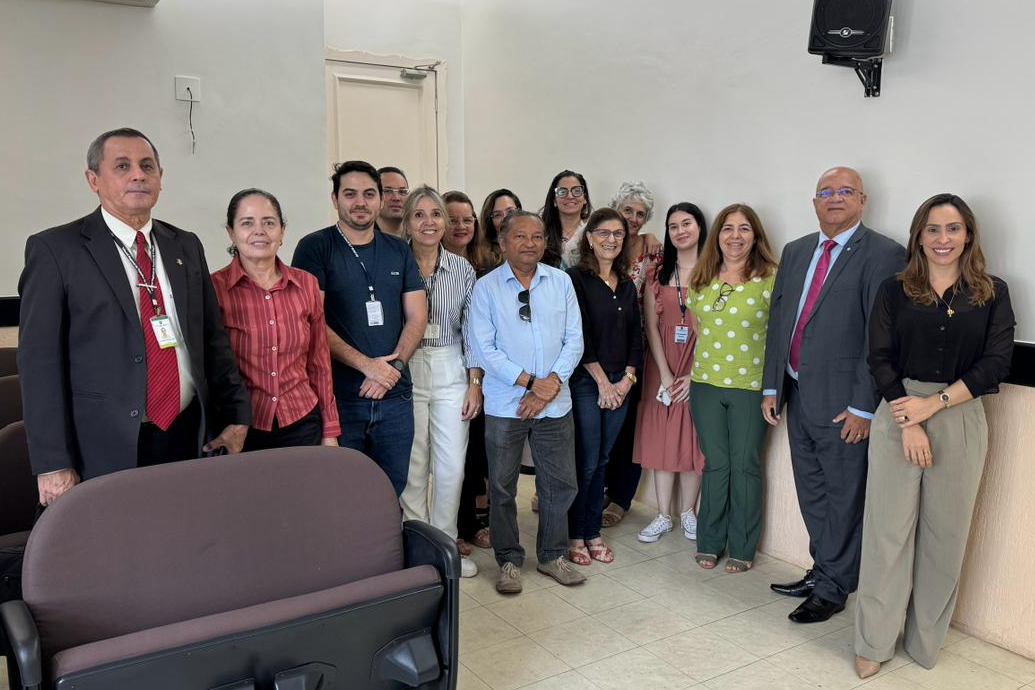 pessoas em pé numa sala posando pra foto