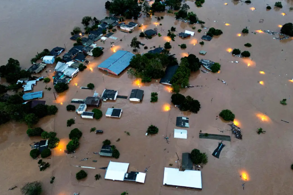 Localidade inundada por cheia de rio.