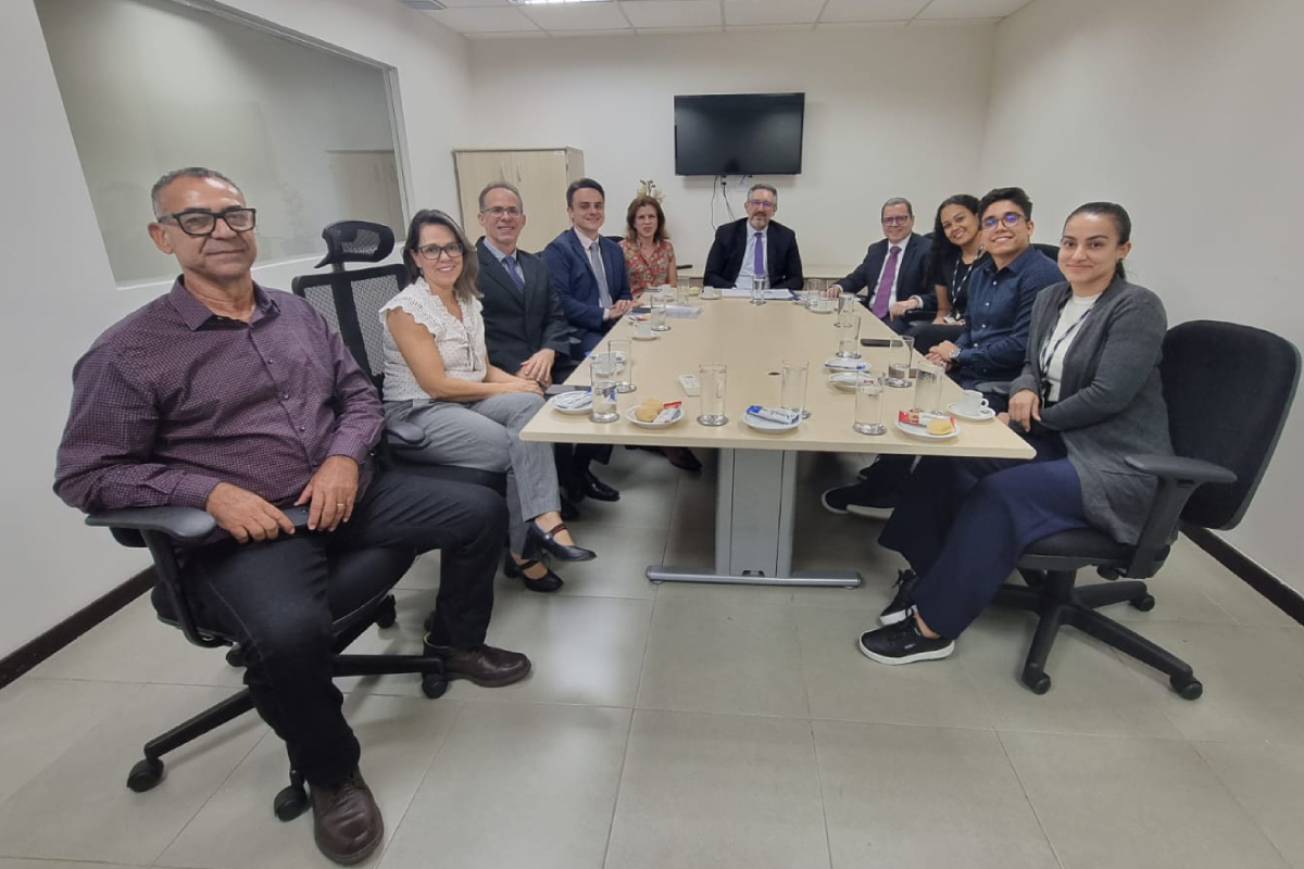 dezenas de pessoas sentadas em uma mesa