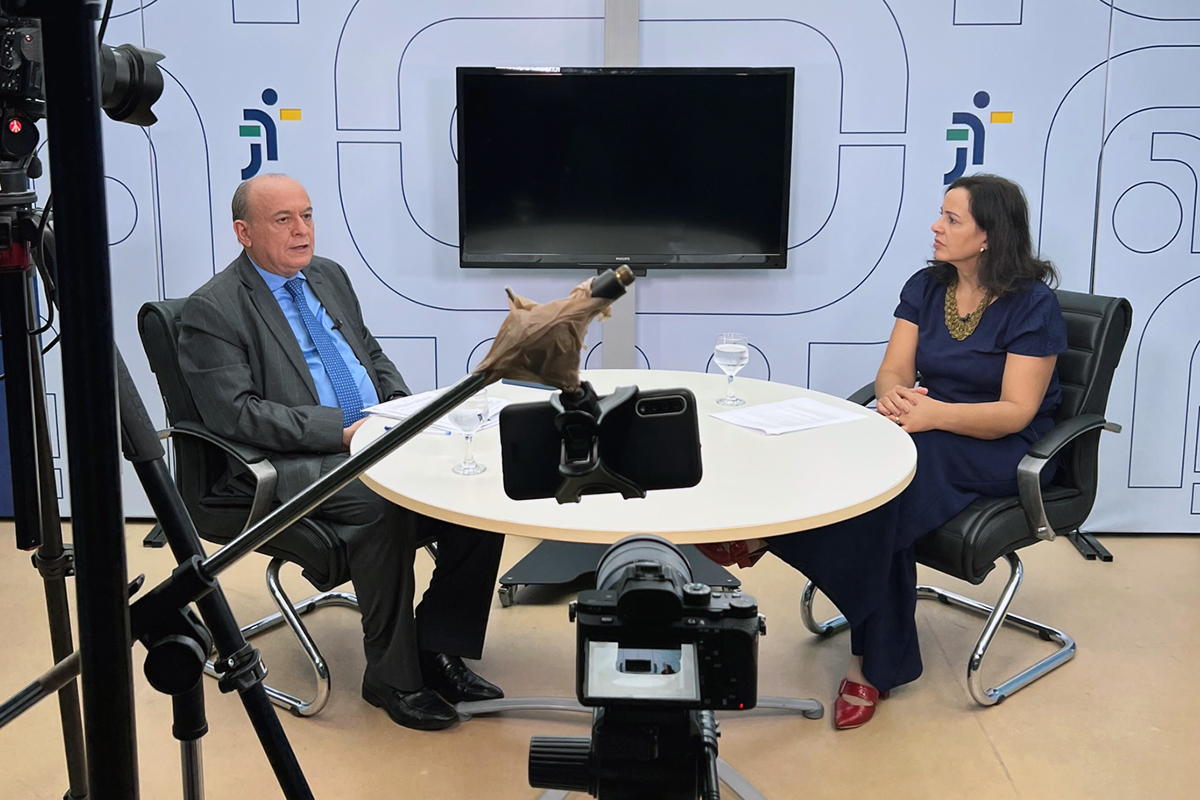 Foto do Des. José Antonio Parente - Ouvidor do TRT-7 em entrevista com a jornalista Jamille Ipiranga