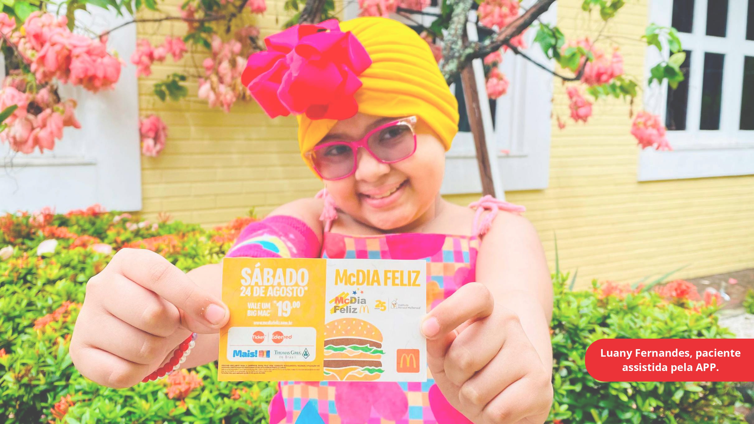 Criança segurando tíquete do McDia Feliz