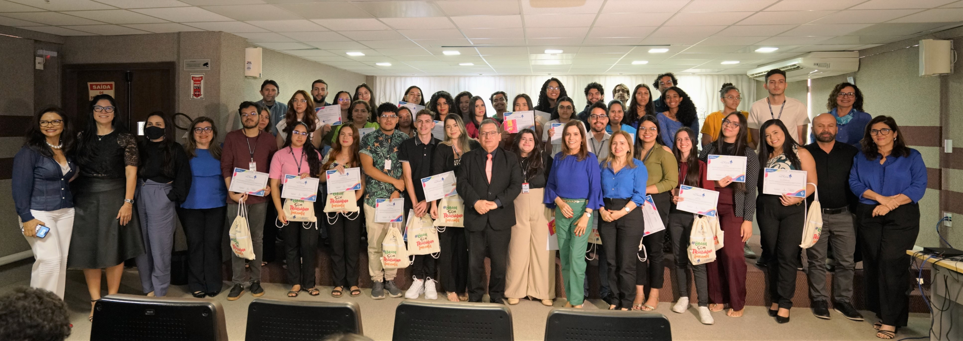 Público reunido para tirar foto no evento