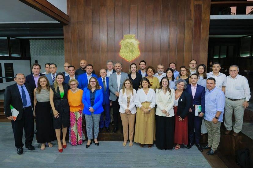 Representantes de instituições parceiras junto do governador para foto