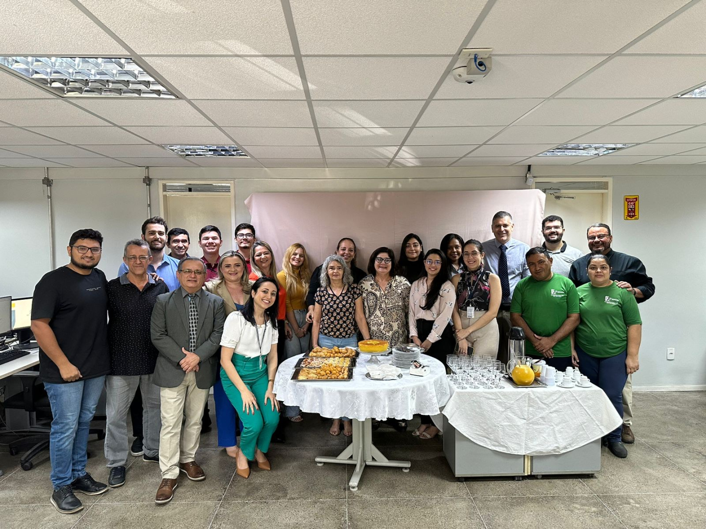 Pessoas reunidas tirando foto em Sobral