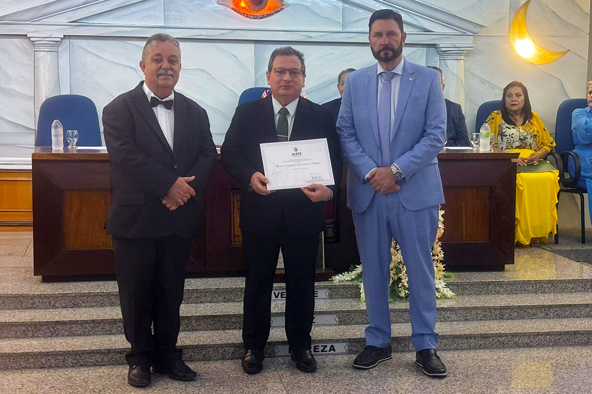 Desembargador Durval entre o Grão-Mestre da Maçonaria no Ceará, Narciso Dorta Ernandes Filho, e o deputado estadual Romeu Aldigueri