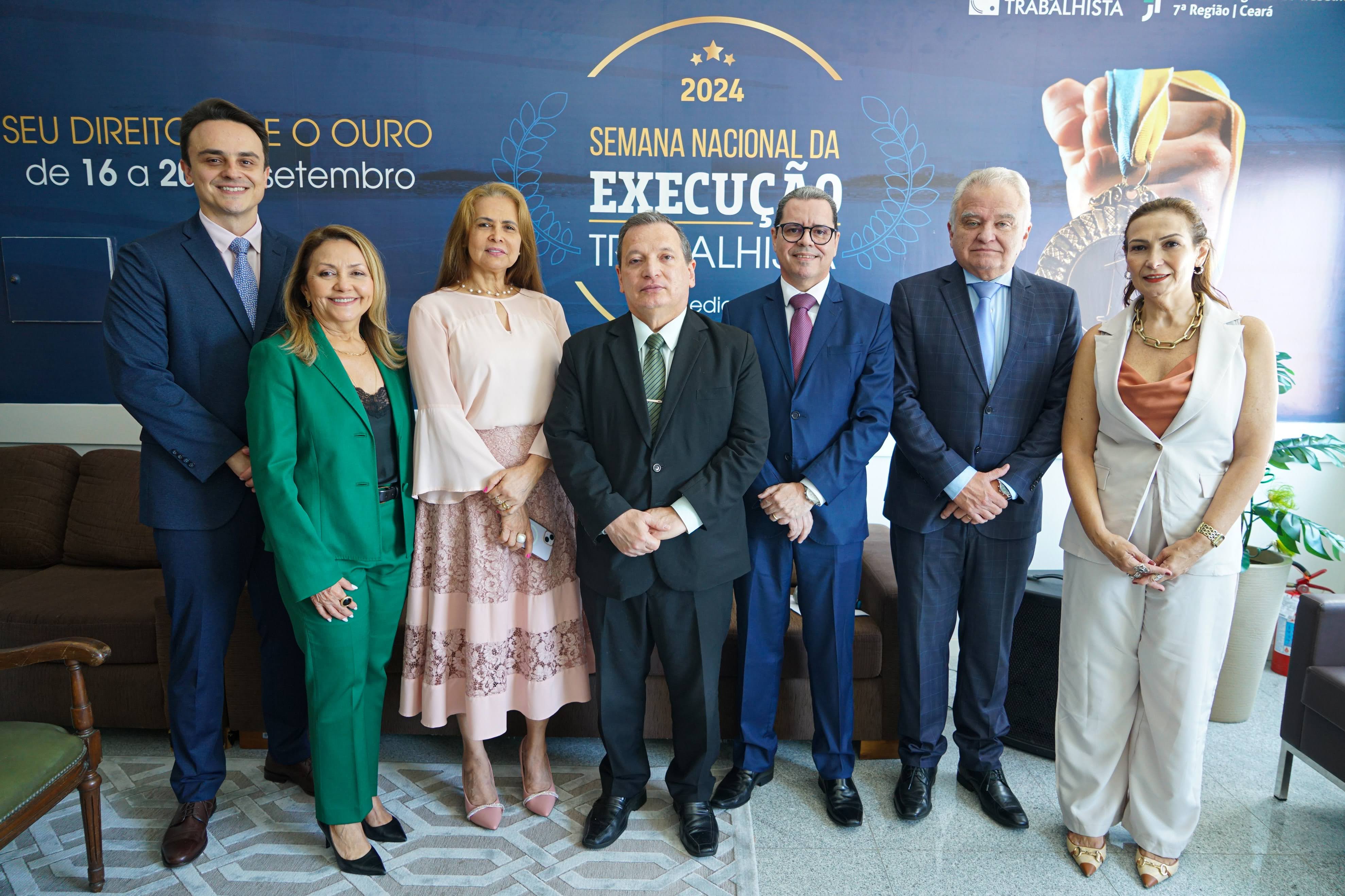 desembargador Antônio Teófilo Filho, juiz Mauro Elvas Carneiro, presidente desembargador Durval Maia, juíza Ivânia Silva Araújo, juiz Hermano Queiroz Júnior e advogada Jane Calixto reunidos em foto