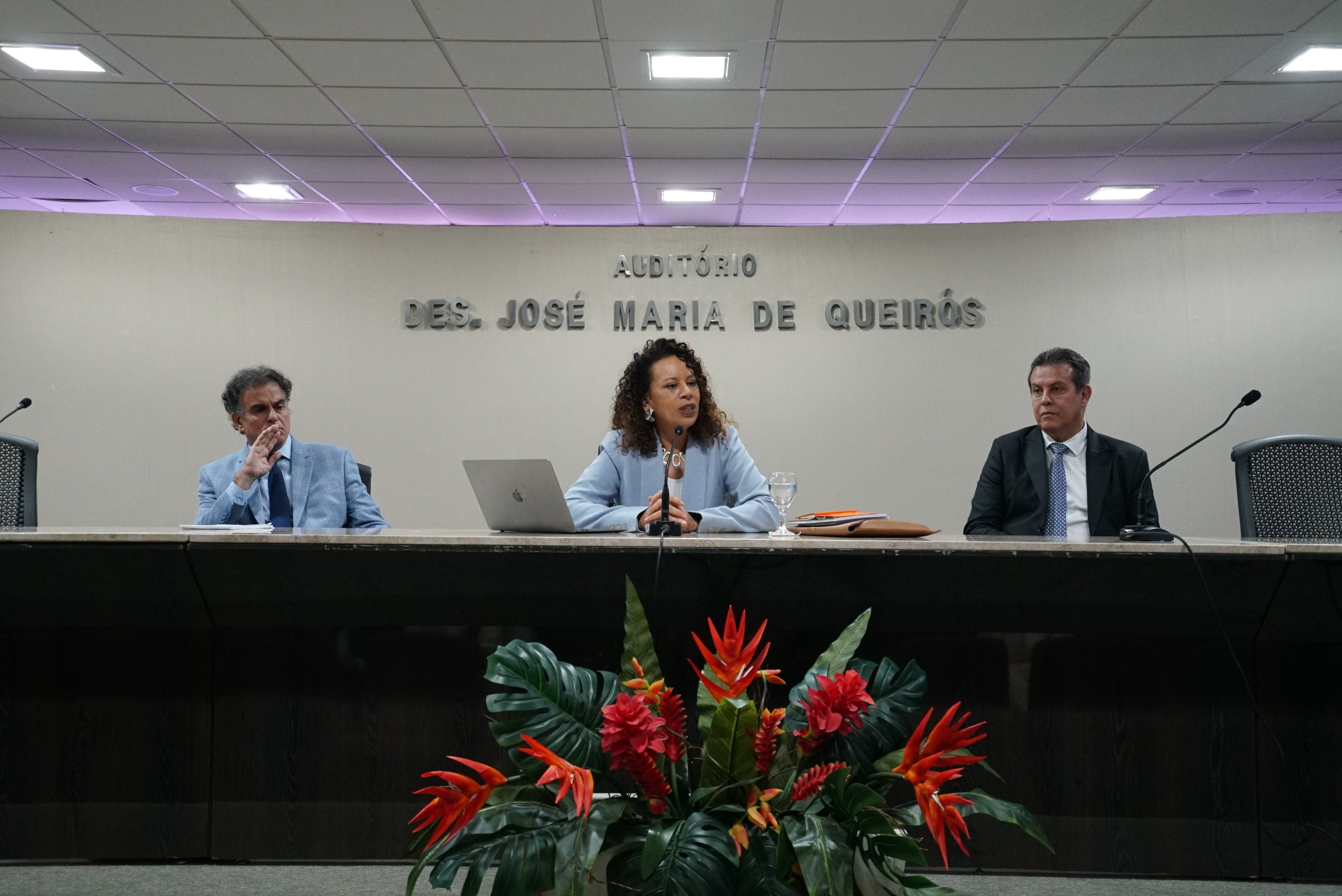 Ministros do TST e TSE sentados na mesa do auditório