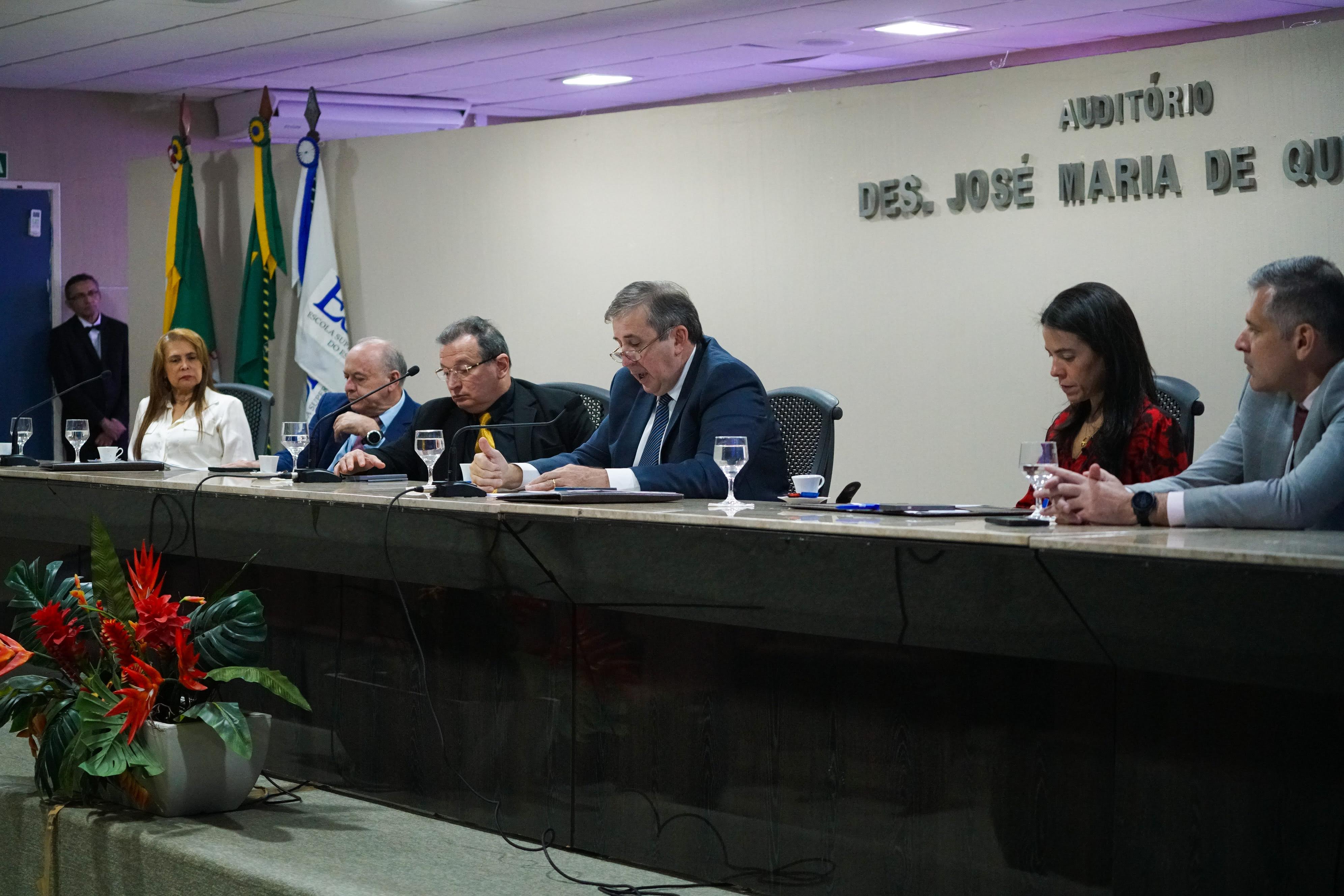 sentados na mesa do auditório: presidente do TRT-CE, desembargador Durval Maia; pelo decano do TRT-CE, desembargador Antonio Parente; pelo diretor da Ejud7, desembargador Raulo Régis Machado Botelho; pela diretora do Fórum Autran Nunes, juíza Ivânia Araújo; pela coordenadora pedagógica da Ejud7, juíza Laura Anísia Moreira de Sousa Pinto; e do representante da Amatra7, juiz Jaime Araújo.