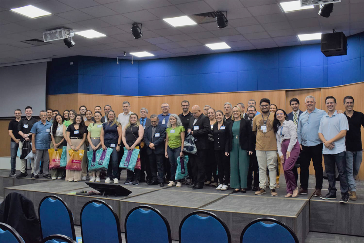 pessoas reunidas pra foto
