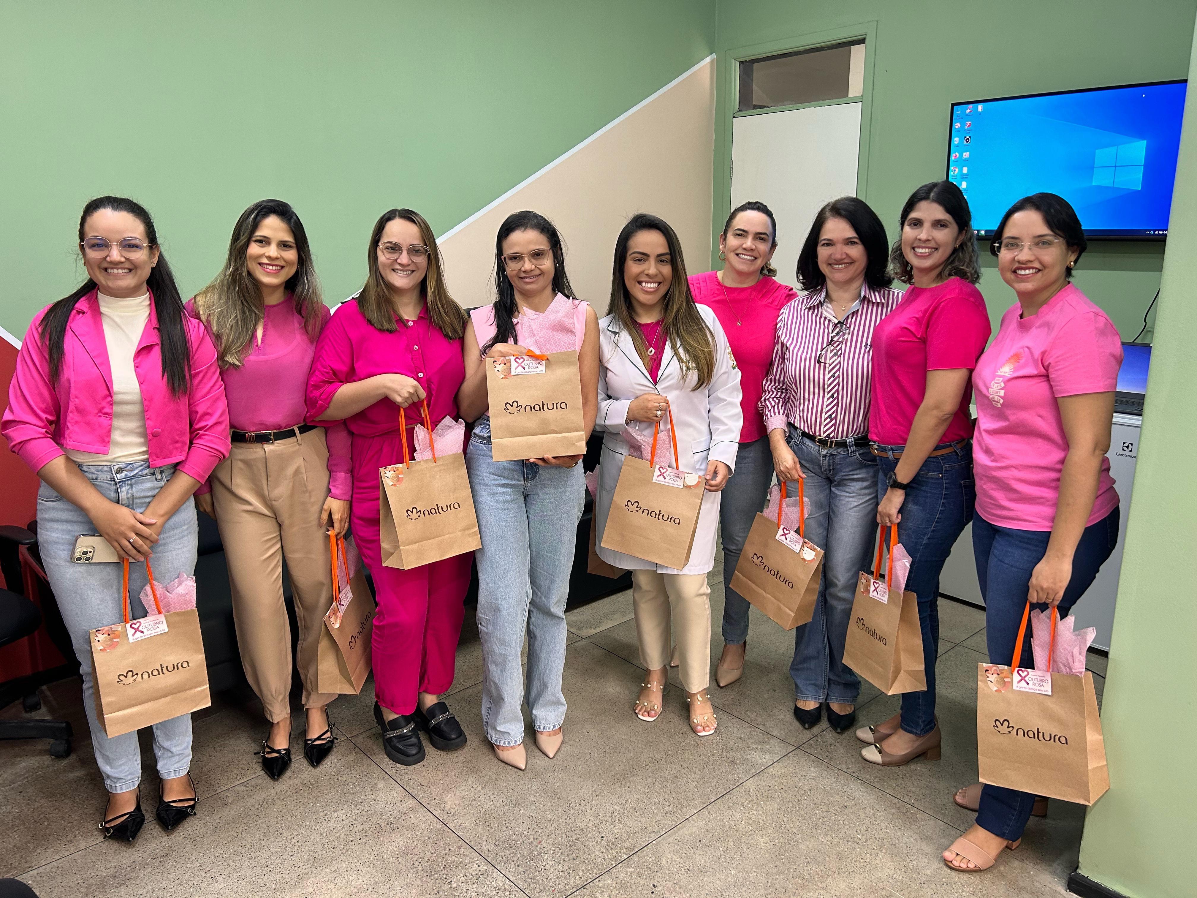 Mulheres da Vara do Trabalho de Iguatu recebem brindes