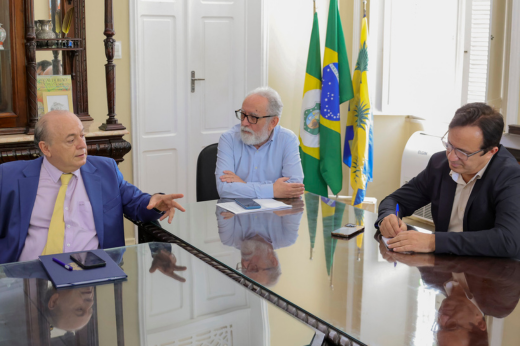 Desembargador Antonio Parente conversando com Custódio Almeida