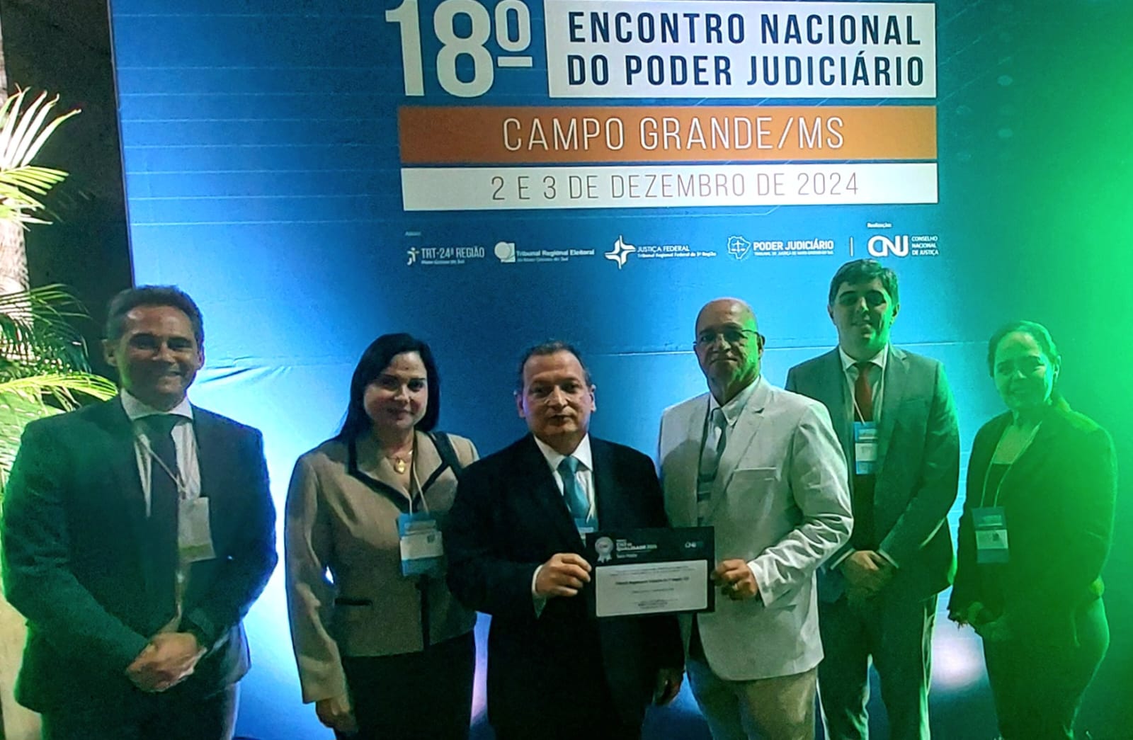 Foto do  o presidente do TRT-CE, desembargador Durval César de Vasconcelos Maia, o corregedor regional, desembargador Clóvis Valença Alves Filho, a diretora-geral, Neiara Cysne Frota, o secretário-geral da Presidência, Fernando Freitas, a secretária de Gestão Estratégica, Patrícia Cabral, e o secretário de Tecnologia da Informação e Comunicação, Jonathan Maia. Eles estão em pé segurando um certificado.