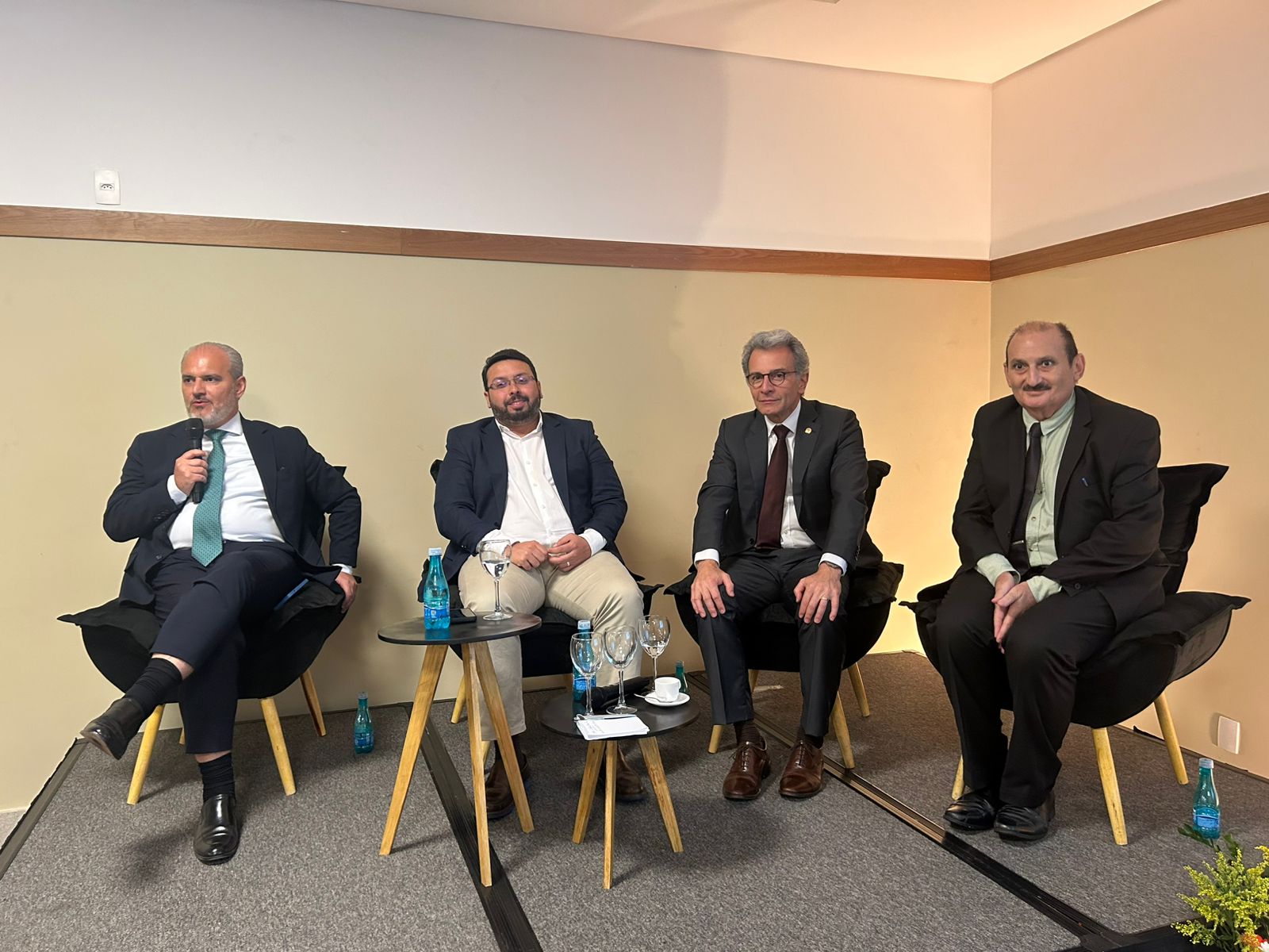 Da direita para a esquerda: o desembargador Francisco José Gomes; o ministro do TST, Alexandre Luiz Ramos; o Secretário Estadual do Trabalho, Vládyson Viana; e o diretor jurídico do sistema Faec/Senar, Raimundo Feitosa.