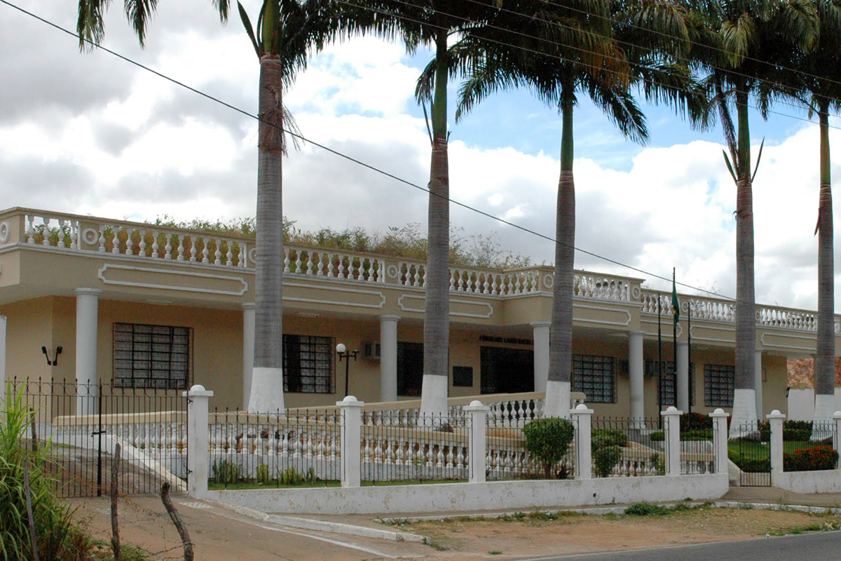 fachada de uma vara do interior, evidenciando as colunas e as balaustradas