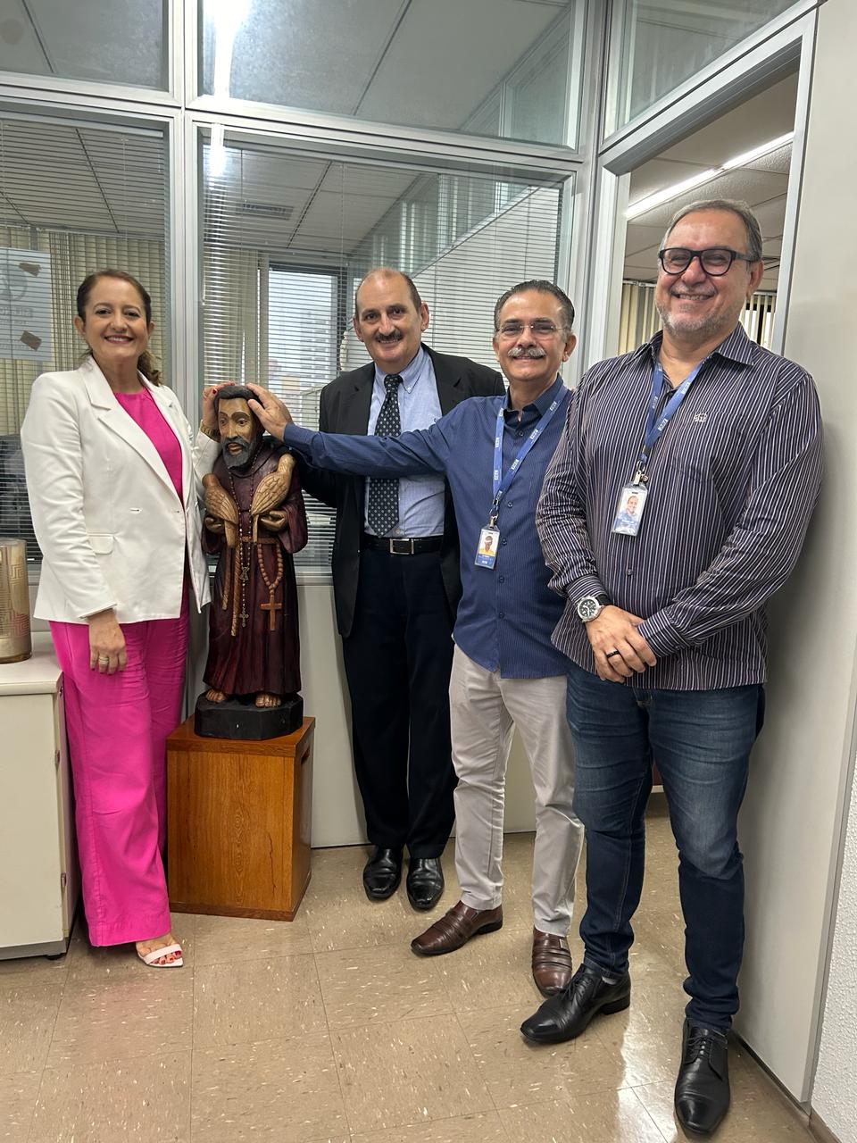 Reunião para parceria SESI/FIEC Veridiana Sales Pinheiro Aragão Gerente de Saúde e Segurança do SESI Ceará. Dr. Alexandre de Lima Santos Medico do Trabalho do SESI Ceará. Luiz Sérgio Nocrato Engenheiro de Segurança do SESI Ceará.
