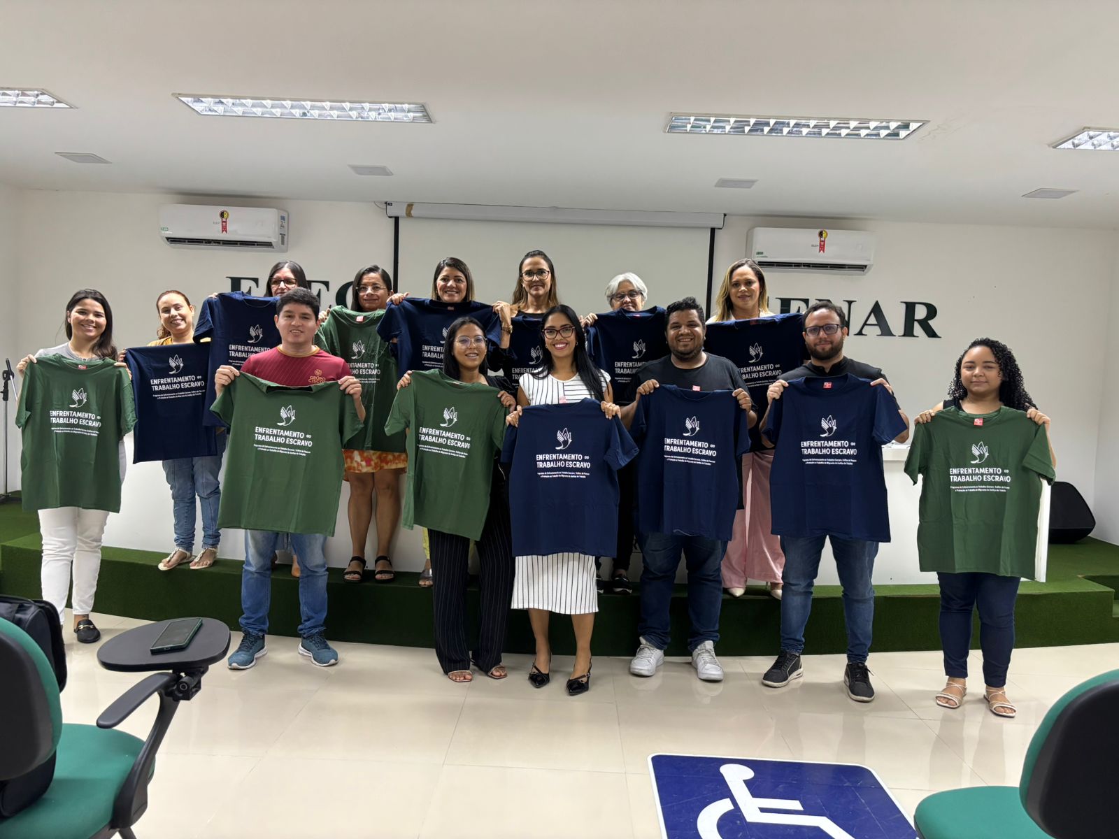Participantes receberam camisas do Programa Programa de Enfrentamento ao Trabalho Escravo e ao Tráfico de Pessoas e de Proteção ao Trabalho do Migrante 