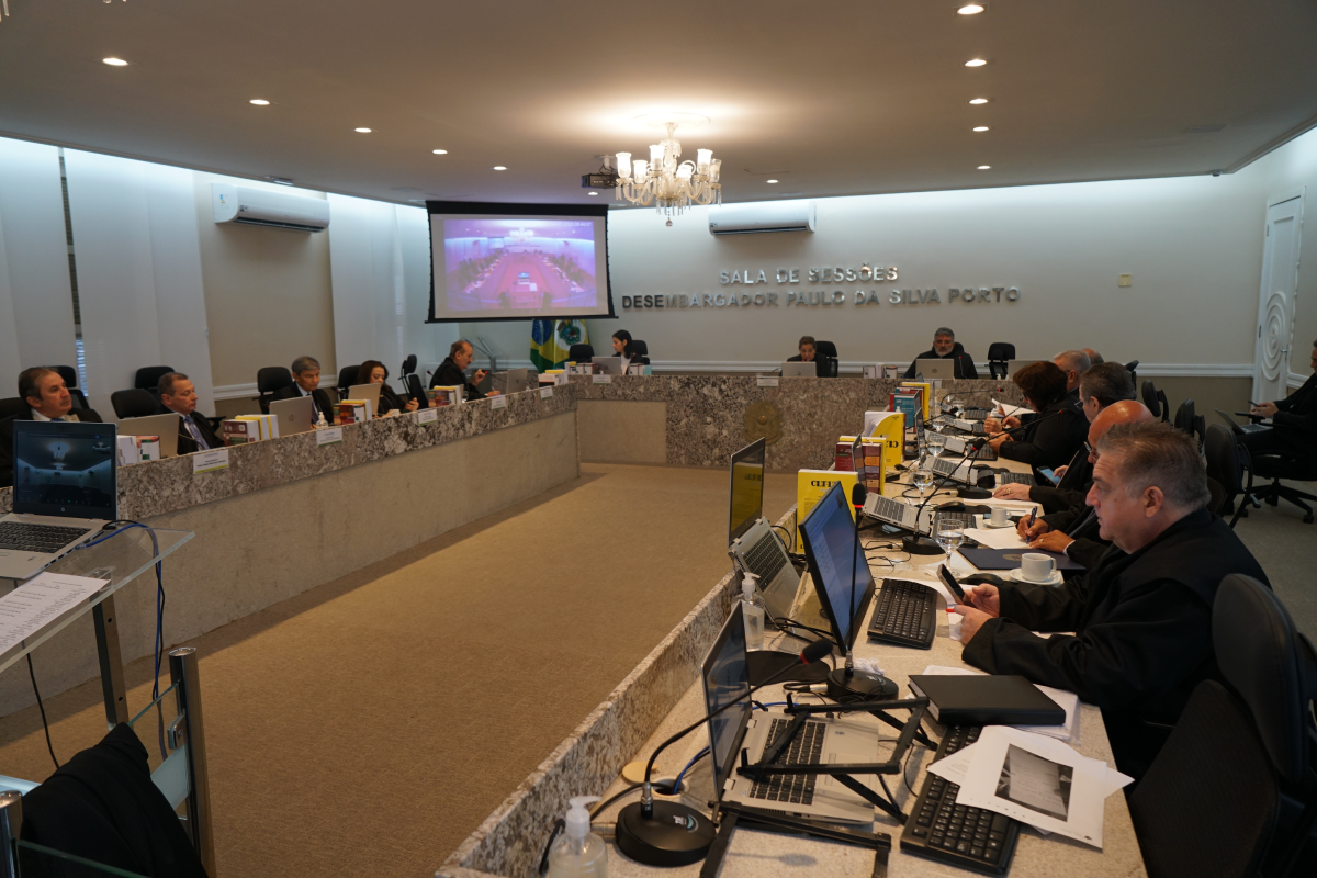 desembargadores sentados na sala de sessões de julgamentos