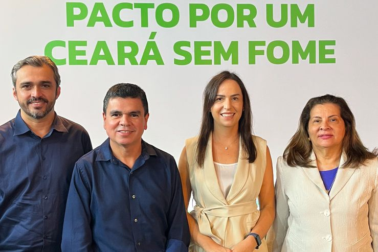 Desa. Fernanda Uchôa (D) ao lado da primeira dama do Estado, Lia Freitas, do secretário da Casa Civil, Francisco Chagas Vieira, e do assessor especial do governador, Nelinho Freitas.