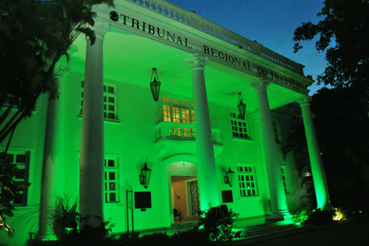casa sede iluminada de verde
