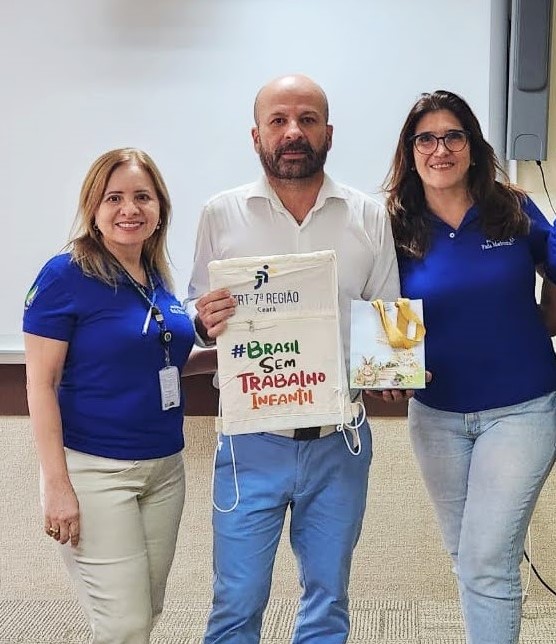 Foto das integrantes do comitê gestor juntamente com César Wagner