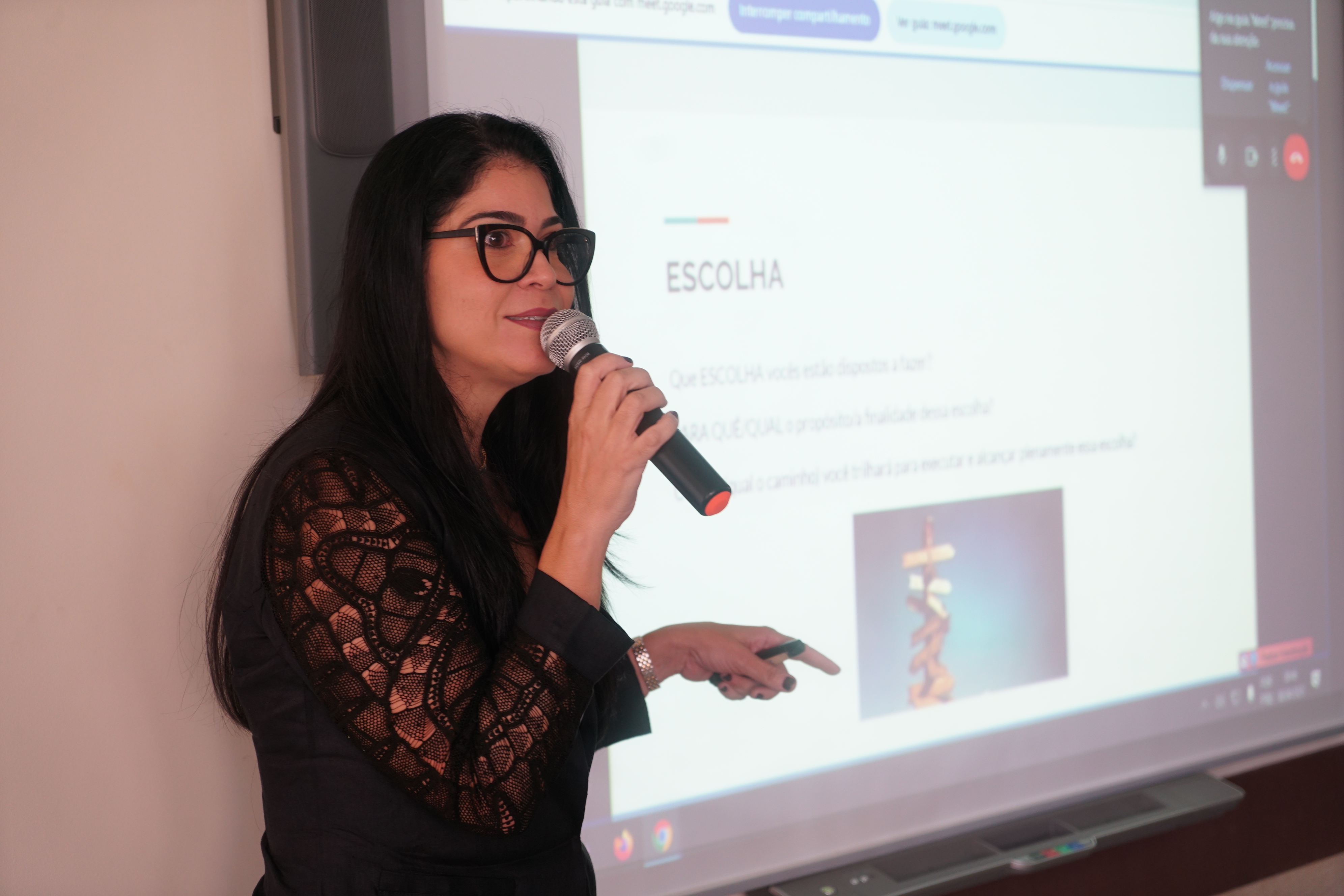 Foto da juíza Caroline Bento falando ao microfone