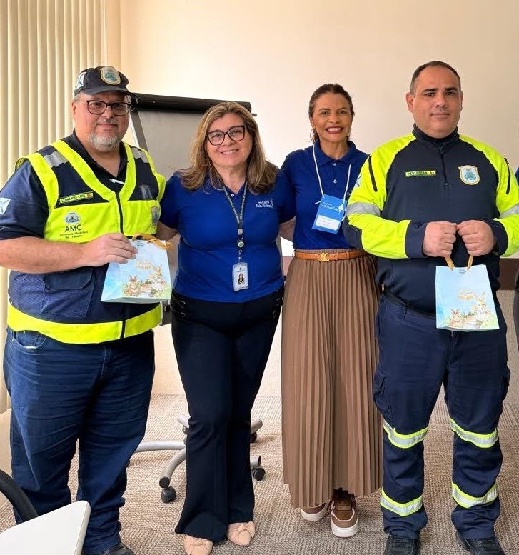 Foto dos instrutores da AMC, que estão fardados e das integrantes do comitê, Flávia e Carmem, que estão com a blusa azul do Programa Fada Madrinha