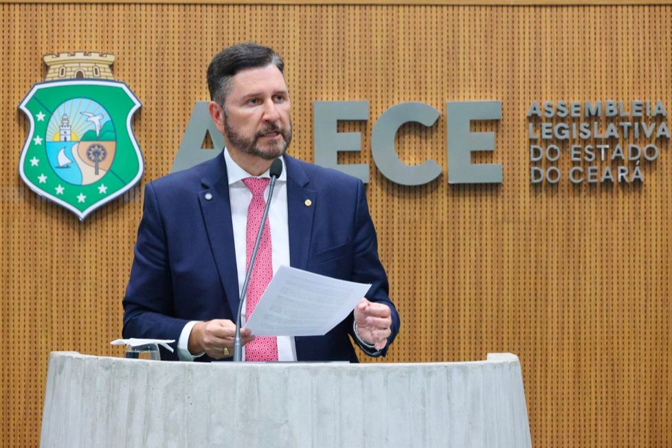 Presidente da Alece, deputado Romeu Aldigueri (PSB), autor do requerimento e presidiu a mesa da sessão solene  Foto: Máximo Moura / Alece