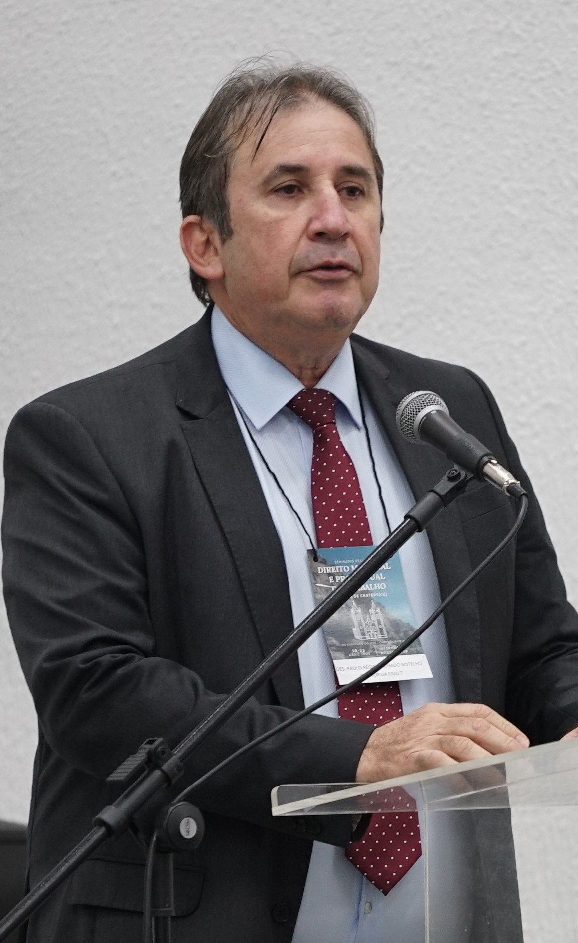 Foto do Diretor da Escola Judicial do TRT-CE, desembargador Paulo Régis Machado Botelho. Ele está falando ao microfone.