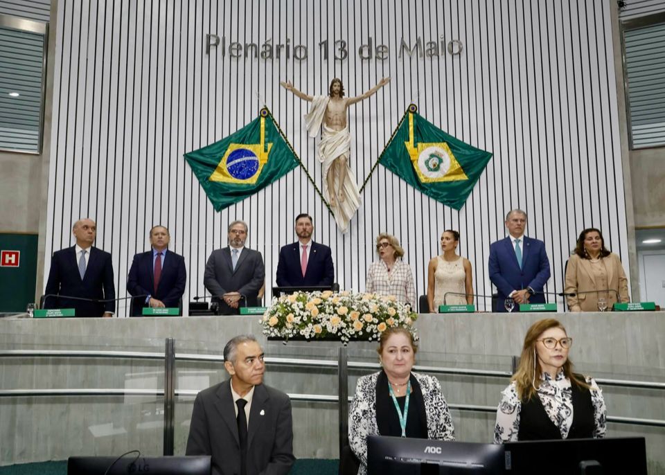 Sessão solene realizada no Plenário 13 de Maio 