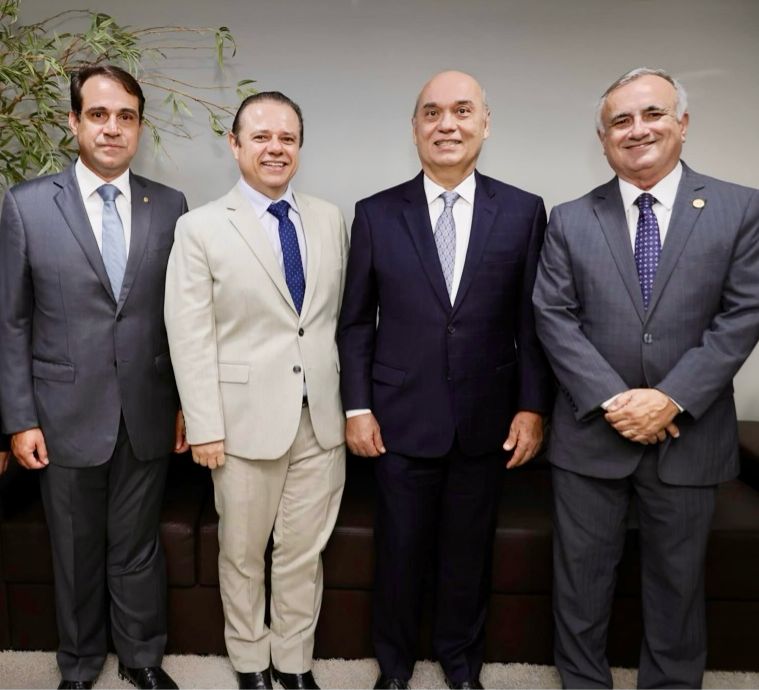 Legenda: deputados Salmito Filho e Cláudio Pinho, desembargador do TJCE Luciano Lima e Roberio Fontenele de Carvalho