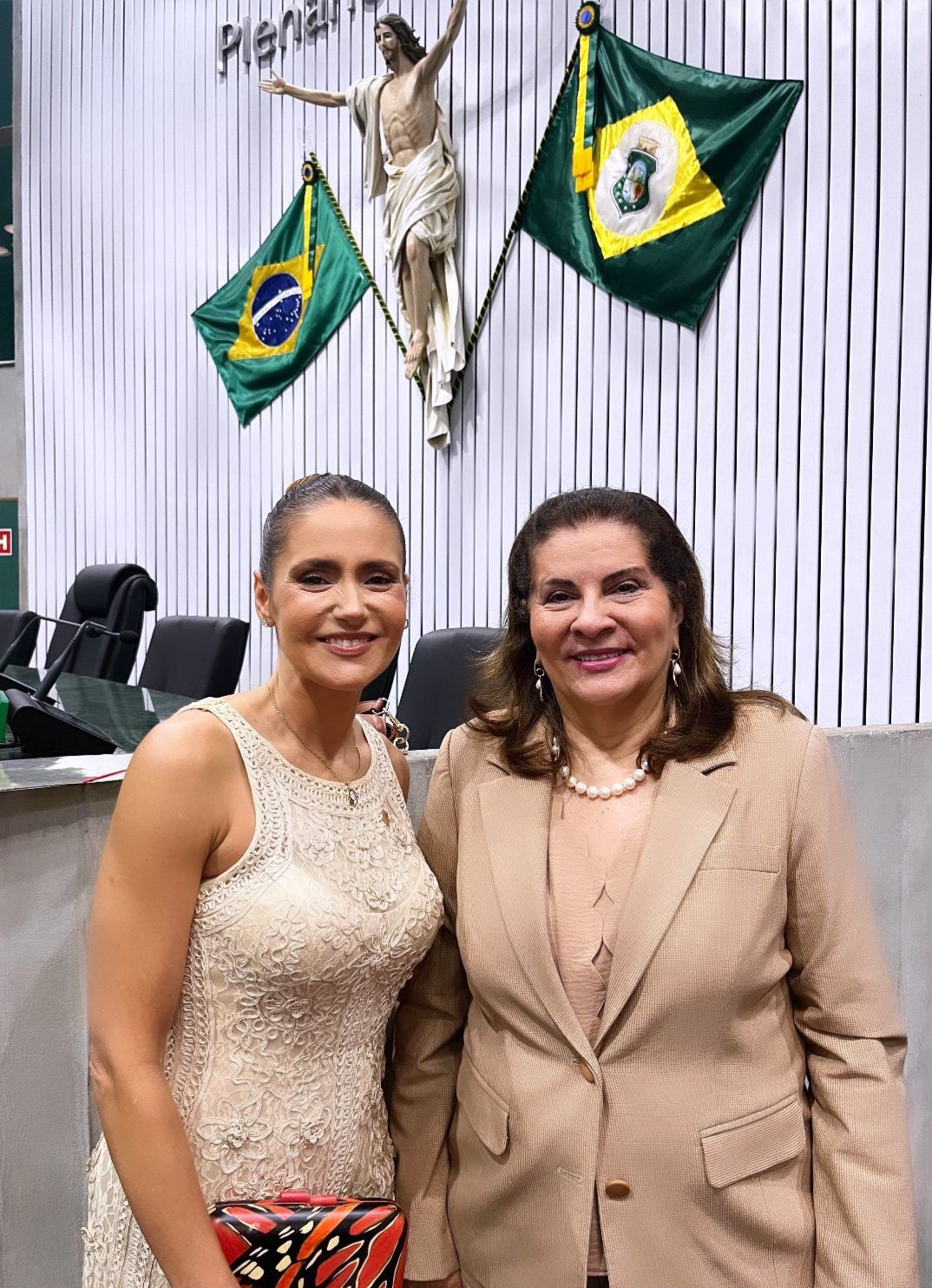 Presidente do Tribunal Regional do Trabalho da 7ª Região, desembargadora Fernanda Maria Uchôa de Albuquerque e Manoela Queiroz, vice-presidente da Fundação Edson Queiroz e neta do homenageado.