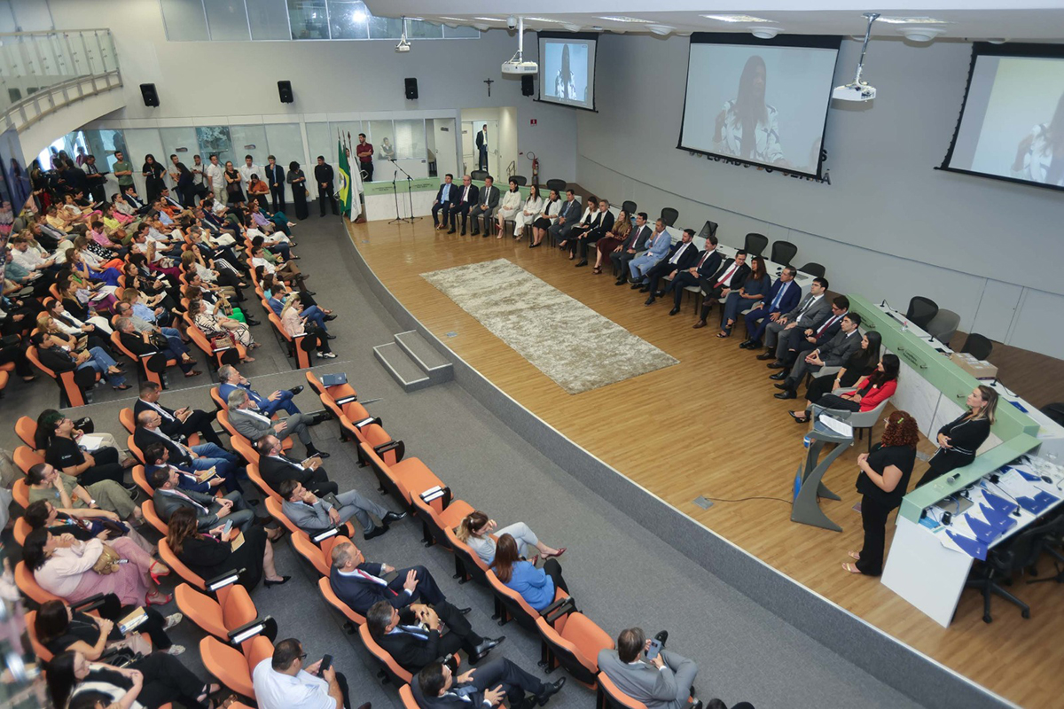 foto aérea do auditório lotado de pessoas