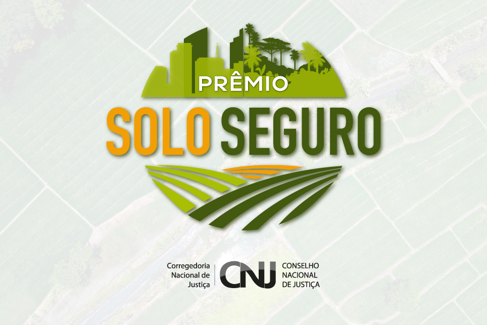 Logotipo do Prêmio Solo Seguro: ilustração verde de uma cidade com prédios e árvores em cima com um campo arado embaixo