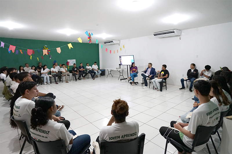 Jovens da Associação O Pequeno Nazareno participam de roda de conversa sobre trabalho infantil