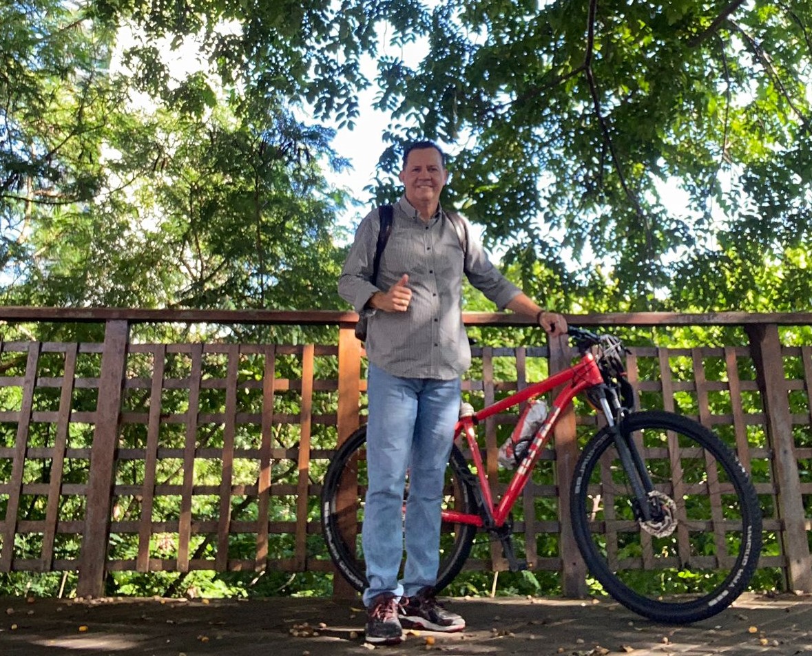 Ivaldo ao lado de sua bicicleta