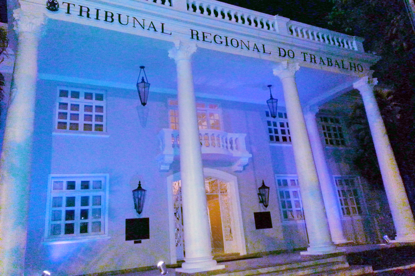 Sede do TRT-CE é iluminada de azul pelo Dia Mundial de Enfrentamento ao Tráfico de Pessoas