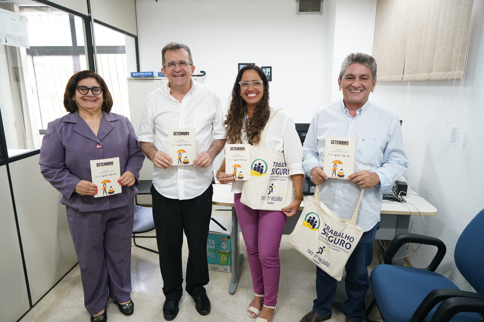 TRT-CE reforça campanha Setembro Amarelo com entrega de cartilhas sobre saúde mental 