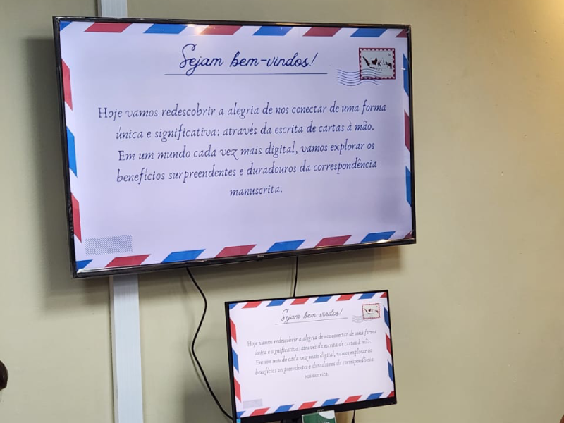 Foto do computador com um modelo de carta na tela