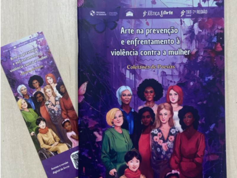 Uma foto aérea mostra um livro e um marcador de página roxos sobre uma superfície clara. Ambos apresentam a mesma capa: "Arte na prevenção e enfrentamento à violência contra a mulher – Coletânea de Poesias", com diversas mulheres de diferentes etnias e idades ilustradas. O marcador de página contém um QR code na parte inferior.