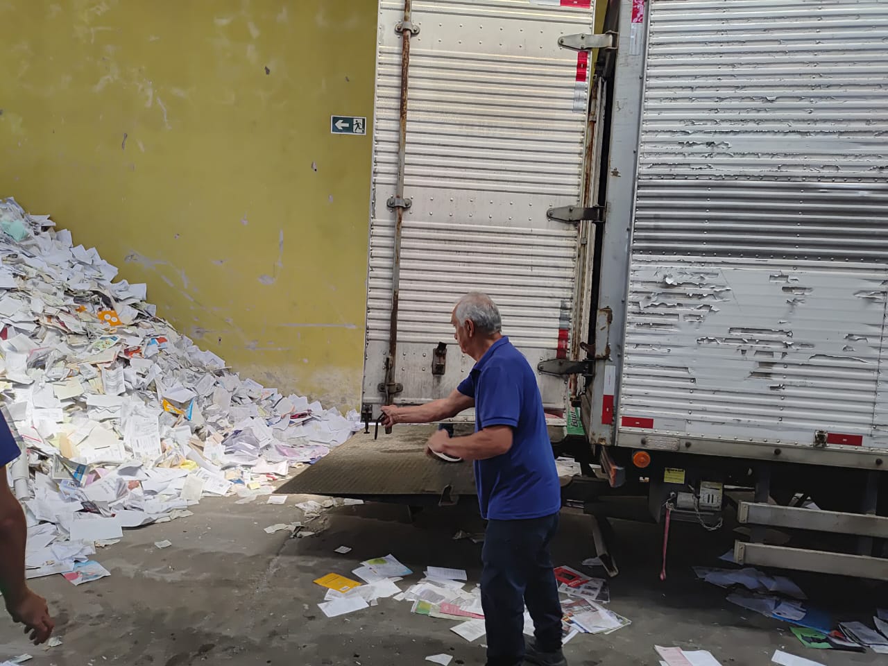 Doação de 4 toneladas de papel do TRT-CE beneficia Associação de Catadores