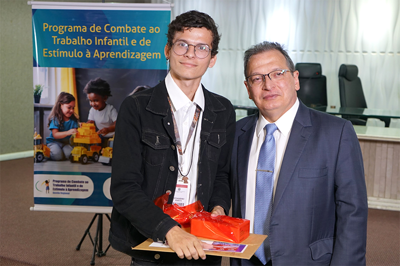 Thiago de Almeida foi o estudante vencedor do IV Prêmio de Combate ao Trabalho Infantil