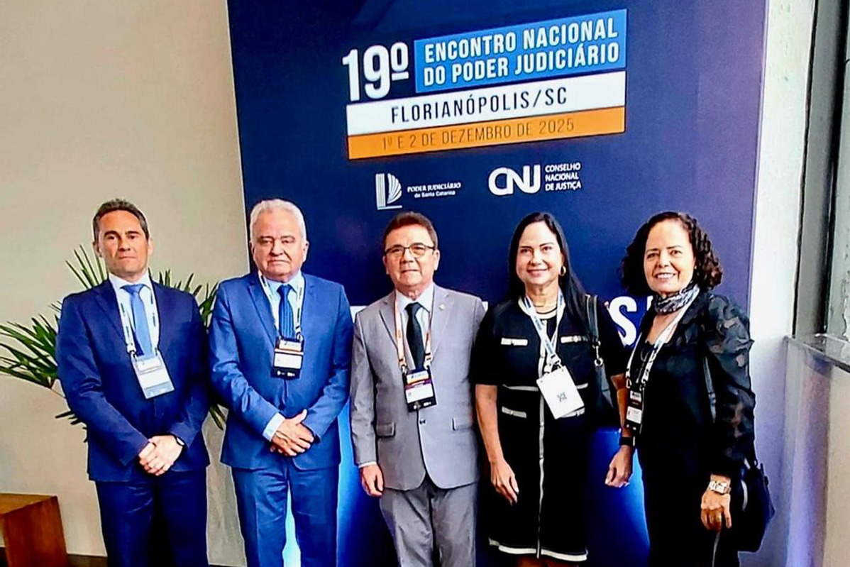Uma foto de grupo exibe cinco autoridades, em trajes sociais, posando em frente ao painel do 19º Encontro Nacional do Poder Judiciário em Florianópolis. Outra imagem captura a cerimônia de abertura, com um orador ao púlpito e uma mesa de autoridades no palco, decorado com arranjos florais exuberantes. Os cronogramas em tela detalham que o evento, ocorrido em 1º e 2 de dezembro de 2025, incluiu o 10º FONACOR e o anúncio das Metas Nacionais do Judiciário para 2026.