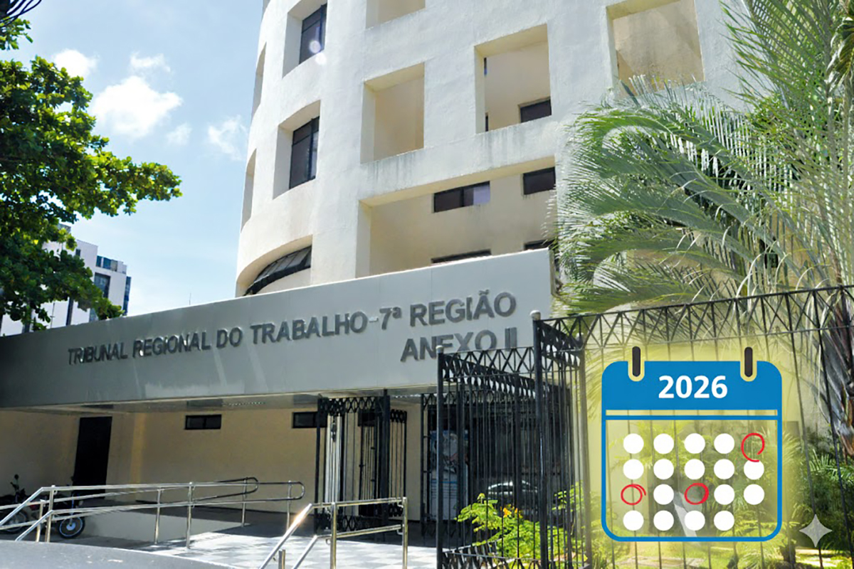 Uma fotografia horizontal da fachada do Tribunal Regional do Trabalho da 7ª Região (TRT-7) em Fortaleza, Ceará, sob luz natural e céu claro. Em primeiro plano, no canto inferior direito, sobreposta à imagem do prédio, há uma representação gráfica em destaque de um calendário branco com bordas vermelhas. No calendário estilizado, está escrito "2026" e alguns dias (círculos brancos) estão circulados em vermelho, simbolizando os feriados e dias sem expediente.