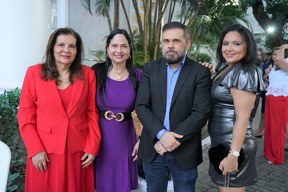 Foto da Presidente do TRT-CE Fernanda Uchôa, diretora geral Neiara Frota e os magistrados Antônio Célio Timbó e Maria Rafaela de Castro. Eles estão em pé e posando para a foto.