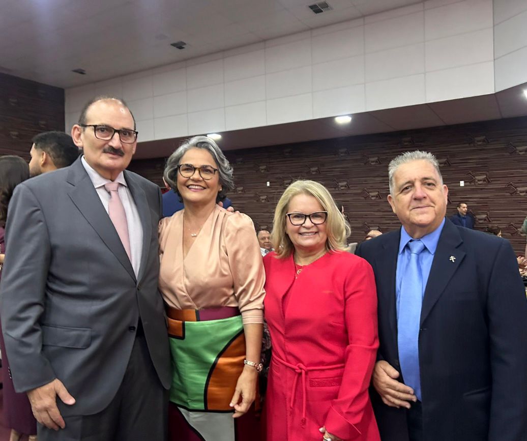 As imagens mostram o registro de uma cerimônia solene de premiação jurídica. O destaque é um homem de terno cinza e óculos que entrega uma medalha e um diploma ao Desembargador Francisco José Gomes da Silva, que veste beca preta com faixa vermelha e branca. Eles aparecem sorridentes em diferentes momentos, acompanhados por outros magistrados e convidados em um ambiente formal com bandeiras ao fundo.