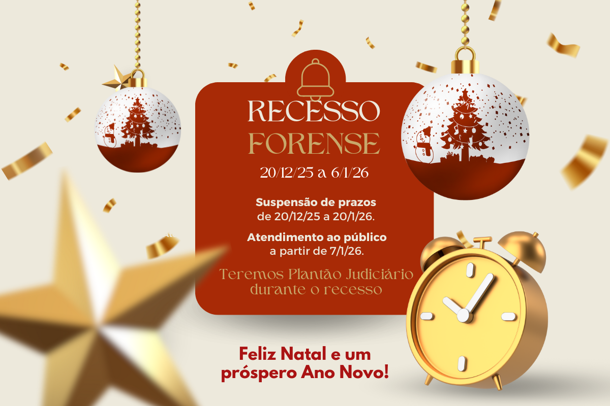 Card festivo com fundo claro, estrelas e confetes dourados. No centro, um quadro vermelho detalha o "Recesso Forense" de 20/12/25 a 06/01/26. O texto informa a suspensão de prazos até 20/01/26, a existência de plantão judiciário e o retorno do atendimento ao público em 07/01/26. A composição inclui duas bolas de Natal decoradas no topo e um despertador dourado no canto inferior direito. Na base da imagem, lê-se em letras vermelhas: "Feliz Natal e um próspero Ano Novo!".