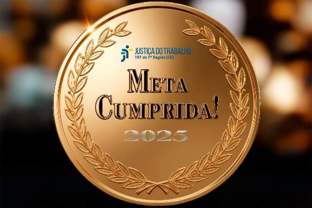 Uma medalha dourada centralizada brilha contra um fundo desfocado de luzes âmbar. Ela é adornada por uma coroa de louros e traz o logotipo da "Justiça do Trabalho - TRT da 7ª Região (CE)" no topo. Ao centro, a frase "META CUMPRIDA!" aparece em letras garrafais metálicas, seguida pelo ano "2025" em destaque prateado na base.